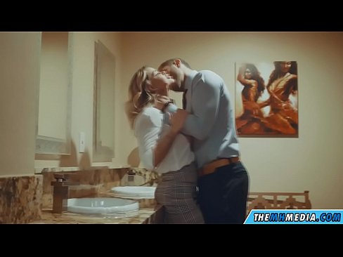 ❤️ Pe a faaosoosoina oe e se blonde busty i totonu o se faletaele lautele Pono faigata ❤